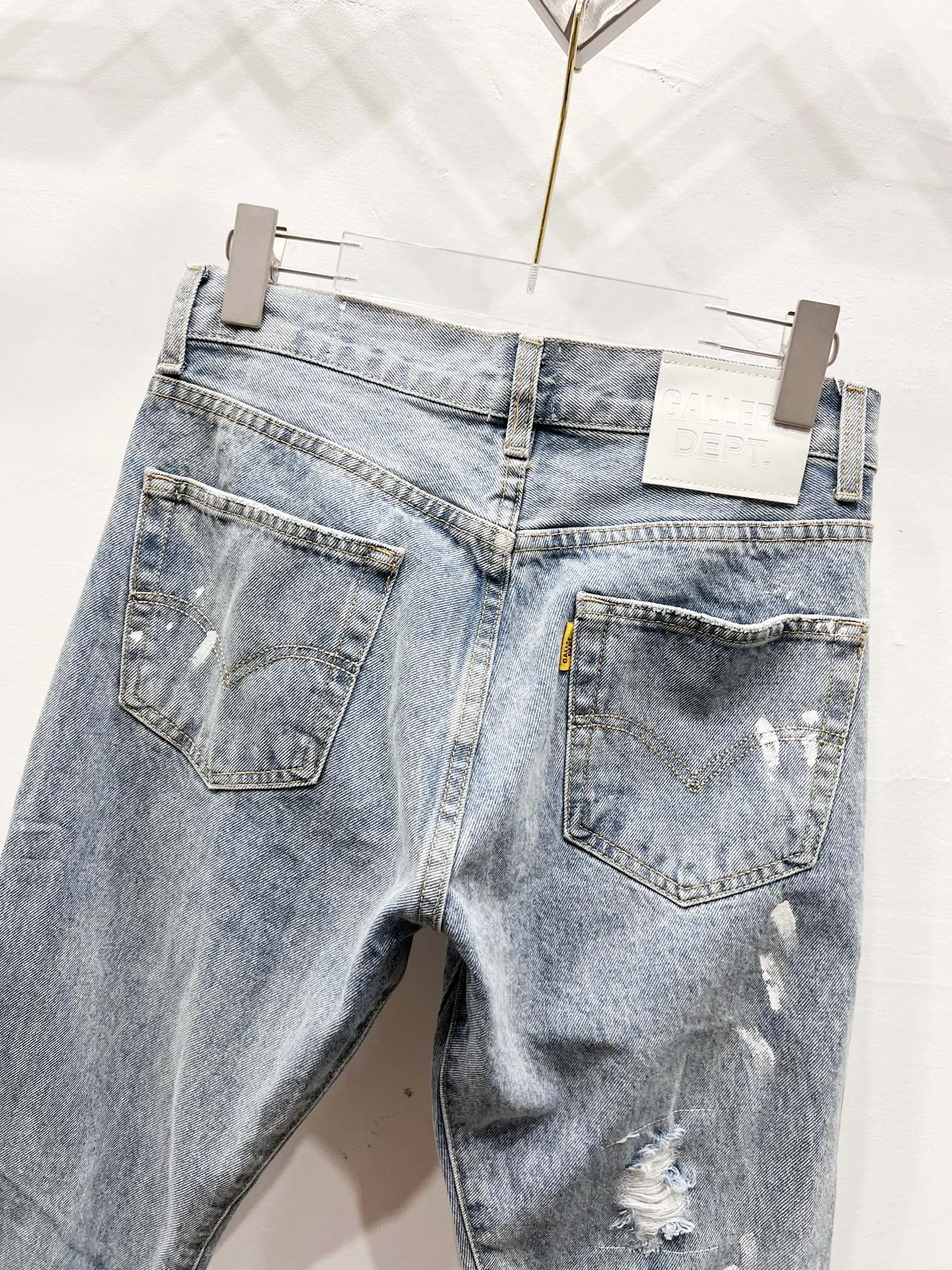 P250 Style number: (c063) GALLERY DEPT. Holes and random threads connected to denim bell-bottoms, washed and distressed spliced ​​jeans. GALLERY is attracted by these bell-bottoms. Whether it is a reset of Carhartt or Levis, it has created a strong brand style. Since these pants are modified from rare vintage, the production capacity is limited. Therefore, after many icons wore them, these pants were once hard to find. Later, perhaps due to the improvement of GD's business in the past two years and the expansion of production lines, the brand itself lowered the price, so I can't wait any longer for these pants this year and will definitely buy them. During the process of the denim washing plant, the owner of the washing plant helped introduce a boss who had worked for Levi's foundry and started his own business. This also paved the way for the following styles. Therefore, Levi's remodeled single product for the base plate is really familiar. Whether it is the fabrics supplied or the lathes used in production, there is nothing to choose from.  Color: blue Size: 28-30-32-34-36